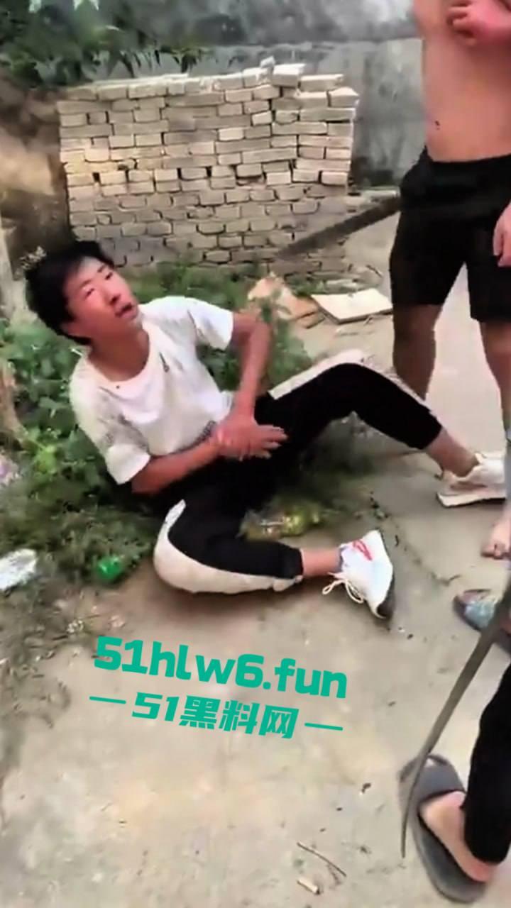 河南南阳暴力事件,精神小伙虐待殴打学生拍下视频炫耀,人神共愤必须重判啊。 第2张 河南南阳暴力事件,精神小伙虐待殴打学生拍下视频炫耀,人神共愤必须重判啊。 第2张