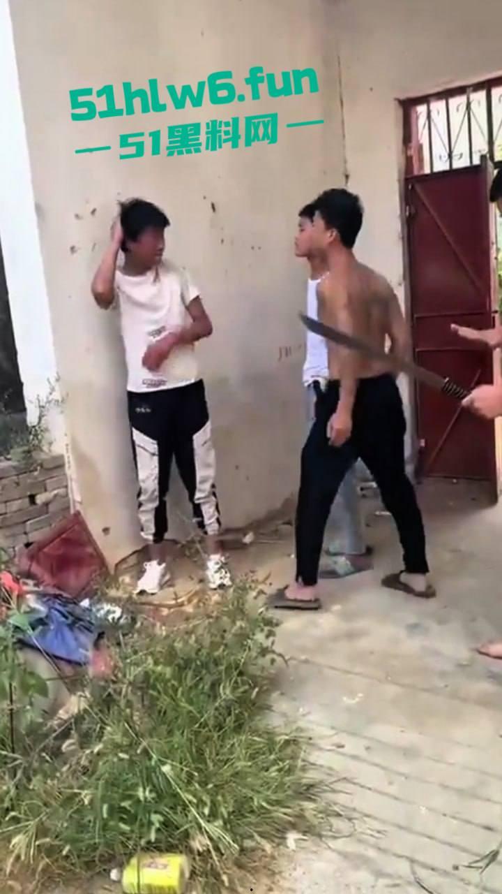 河南南阳暴力事件,精神小伙虐待殴打学生拍下视频炫耀,人神共愤必须重判啊。 第4张 河南南阳暴力事件,精神小伙虐待殴打学生拍下视频炫耀,人神共愤必须重判啊。 第4张