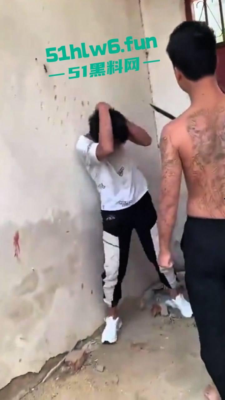 河南南阳暴力事件,精神小伙虐待殴打学生拍下视频炫耀,人神共愤必须重判啊。 第6张 河南南阳暴力事件,精神小伙虐待殴打学生拍下视频炫耀,人神共愤必须重判啊。 第6张