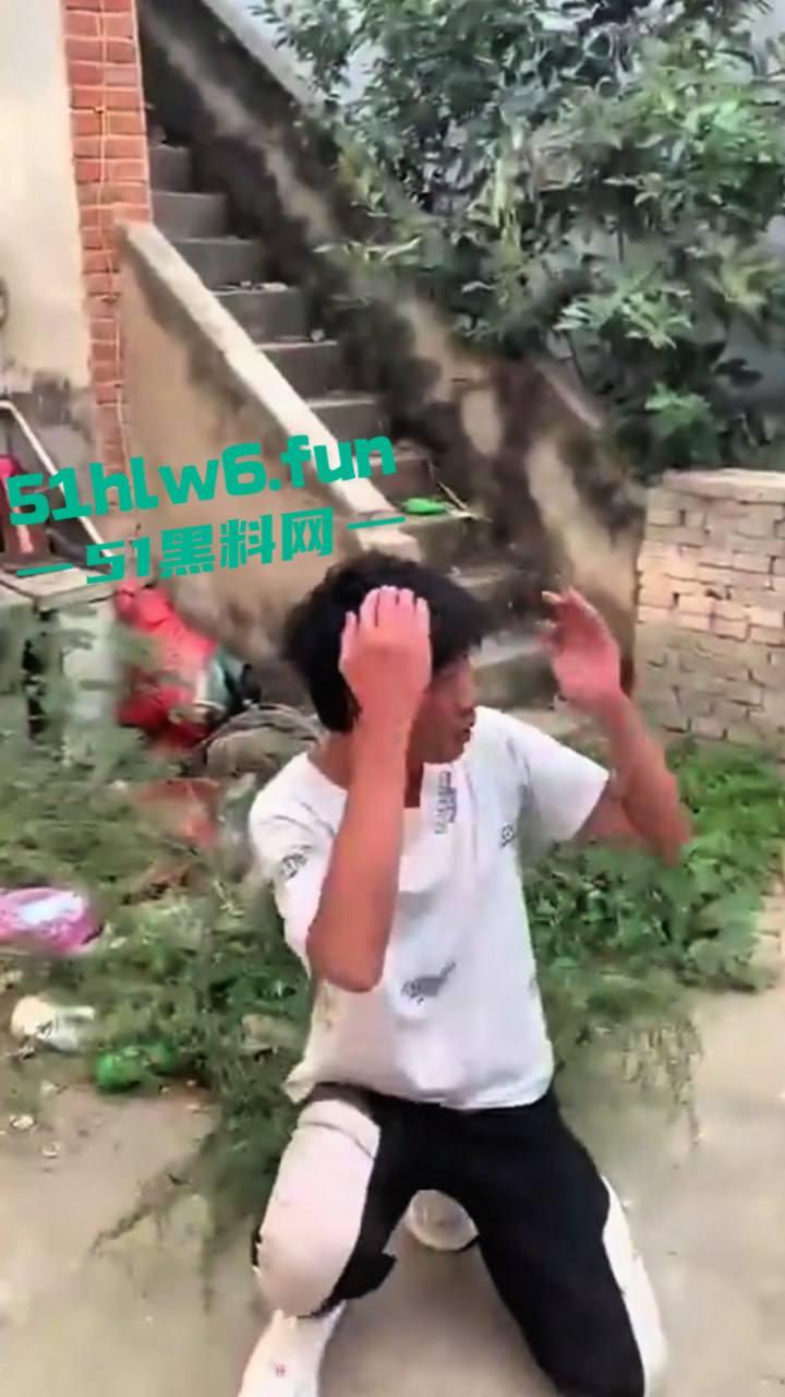 河南南阳暴力事件,精神小伙虐待殴打学生拍下视频炫耀,人神共愤必须重判啊。 第7张 河南南阳暴力事件,精神小伙虐待殴打学生拍下视频炫耀,人神共愤必须重判啊。 第7张