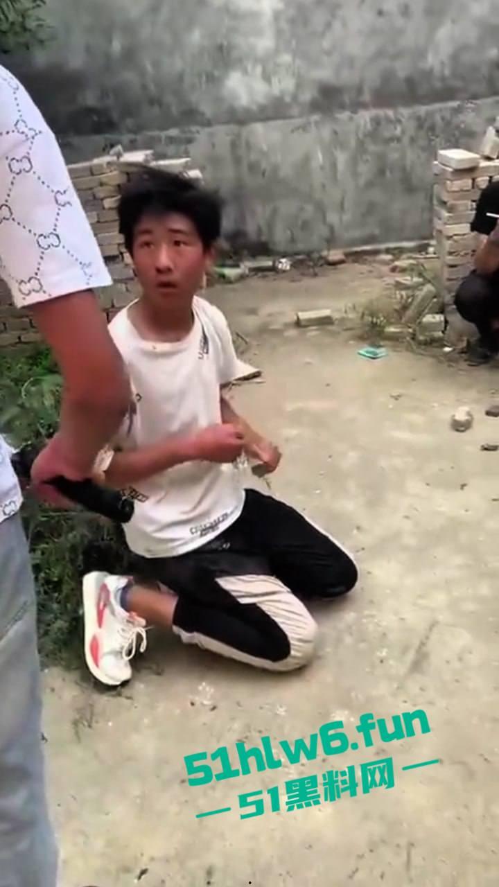 河南南阳暴力事件,精神小伙虐待殴打学生拍下视频炫耀,人神共愤必须重判啊。 第8张 河南南阳暴力事件,精神小伙虐待殴打学生拍下视频炫耀,人神共愤必须重判啊。 第8张