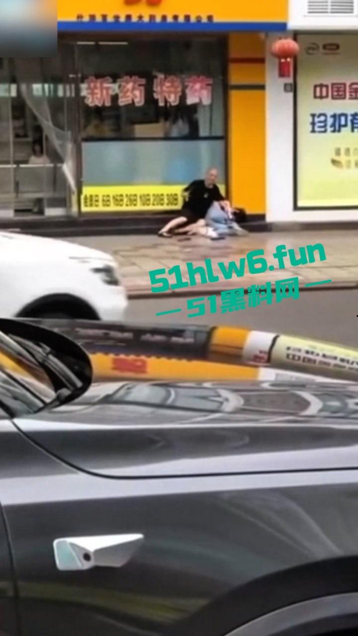 四川德阳什邡小广场,恶意杀人恶性事件两人是夫妻,据说因妻子出轨男子持刀直接杀妻。 第1张 四川德阳什邡小广场,恶意杀人恶性事件两人是夫妻,据说因妻子出轨男子持刀直接杀妻。 第1张