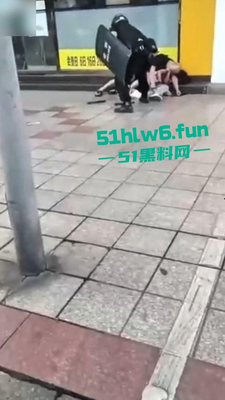 四川德阳什邡小广场,恶意杀人恶性事件两人是夫妻,据说因妻子出轨男子持刀直接杀妻。 第2张 四川德阳什邡小广场,恶意杀人恶性事件两人是夫妻,据说因妻子出轨男子持刀直接杀妻。 第2张