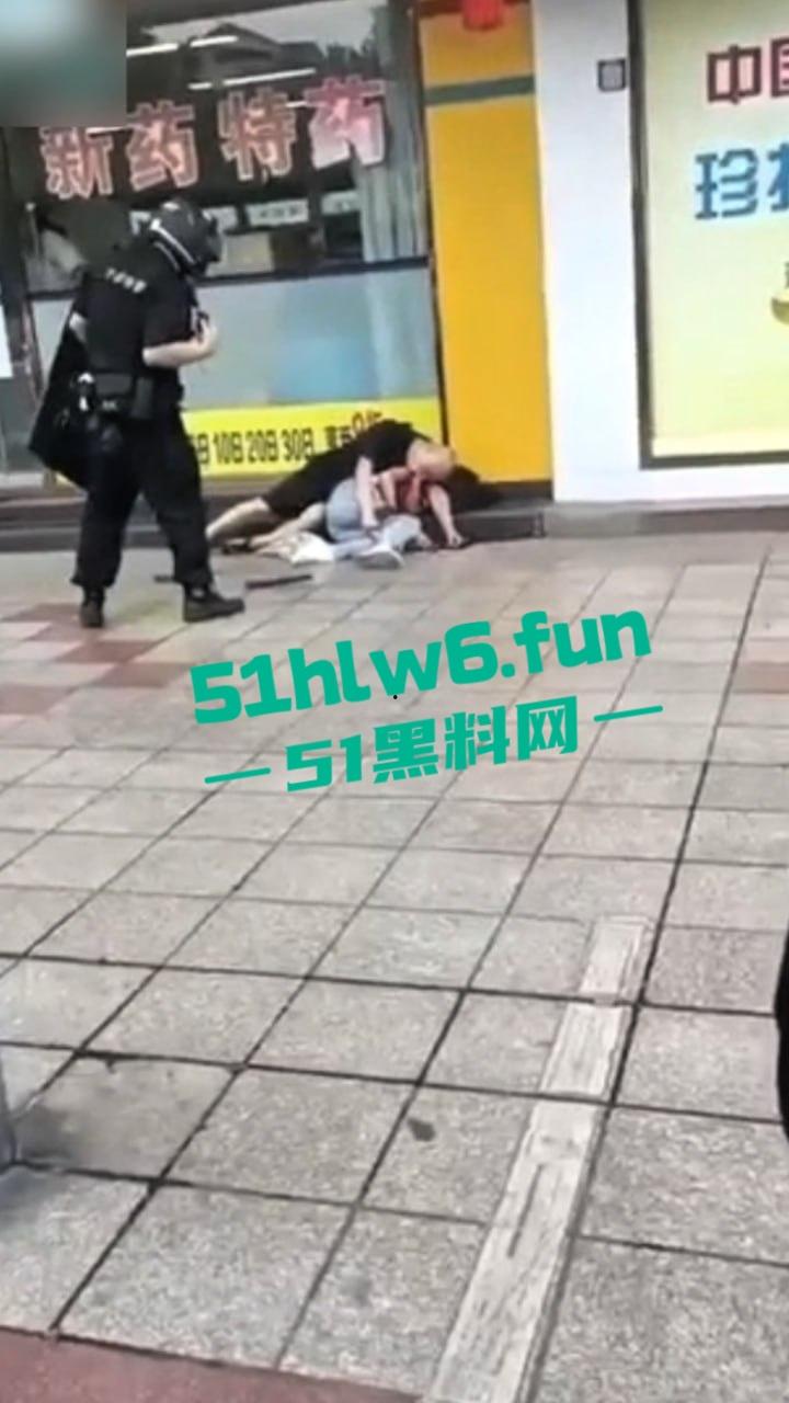 四川德阳什邡小广场,恶意杀人恶性事件两人是夫妻,据说因妻子出轨男子持刀直接杀妻。 第3张 四川德阳什邡小广场,恶意杀人恶性事件两人是夫妻,据说因妻子出轨男子持刀直接杀妻。 第3张