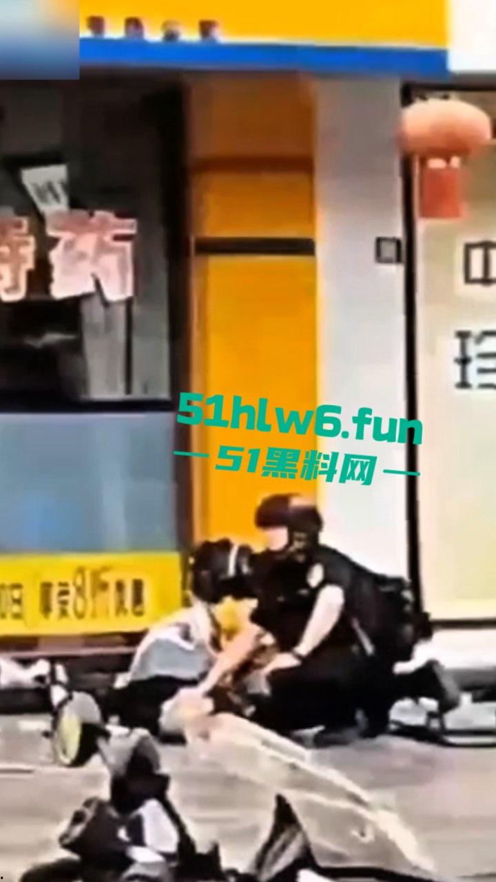 四川德阳什邡小广场,恶意杀人恶性事件两人是夫妻,据说因妻子出轨男子持刀直接杀妻。 第4张 四川德阳什邡小广场,恶意杀人恶性事件两人是夫妻,据说因妻子出轨男子持刀直接杀妻。 第4张