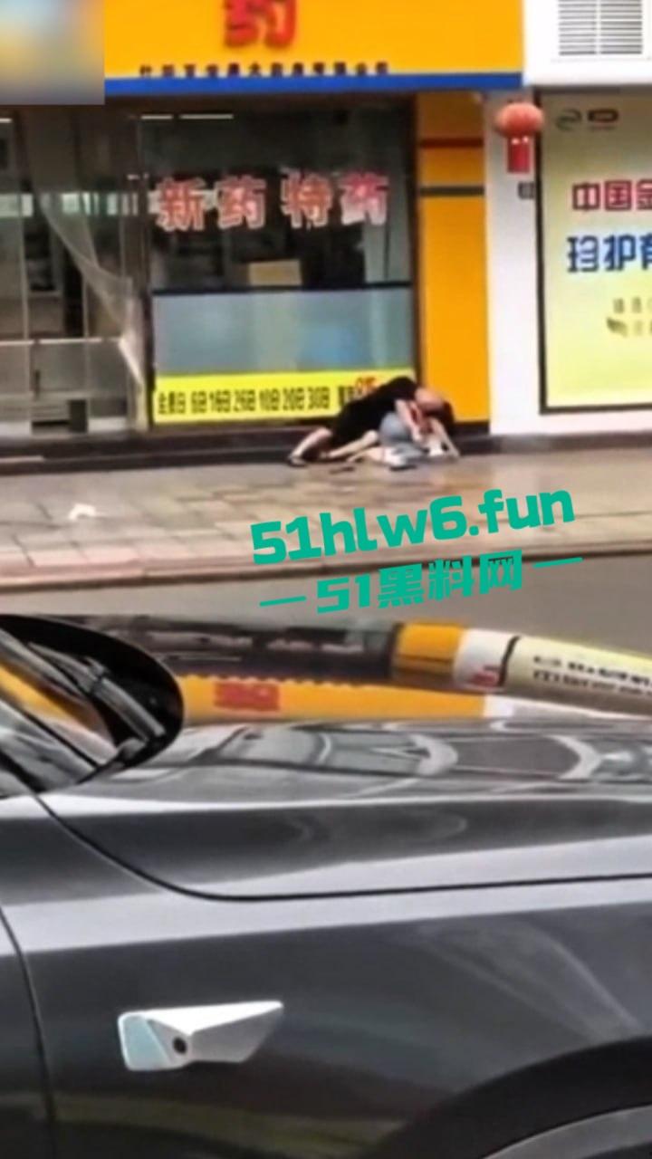 四川德阳什邡小广场,恶意杀人恶性事件两人是夫妻,据说因妻子出轨男子持刀直接杀妻。 第5张 四川德阳什邡小广场,恶意杀人恶性事件两人是夫妻,据说因妻子出轨男子持刀直接杀妻。 第5张