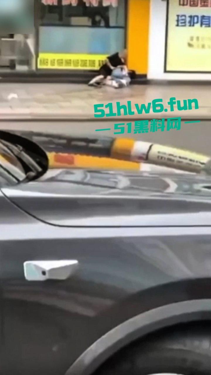 四川德阳什邡小广场,恶意杀人恶性事件两人是夫妻,据说因妻子出轨男子持刀直接杀妻。 第7张 四川德阳什邡小广场,恶意杀人恶性事件两人是夫妻,据说因妻子出轨男子持刀直接杀妻。 第7张