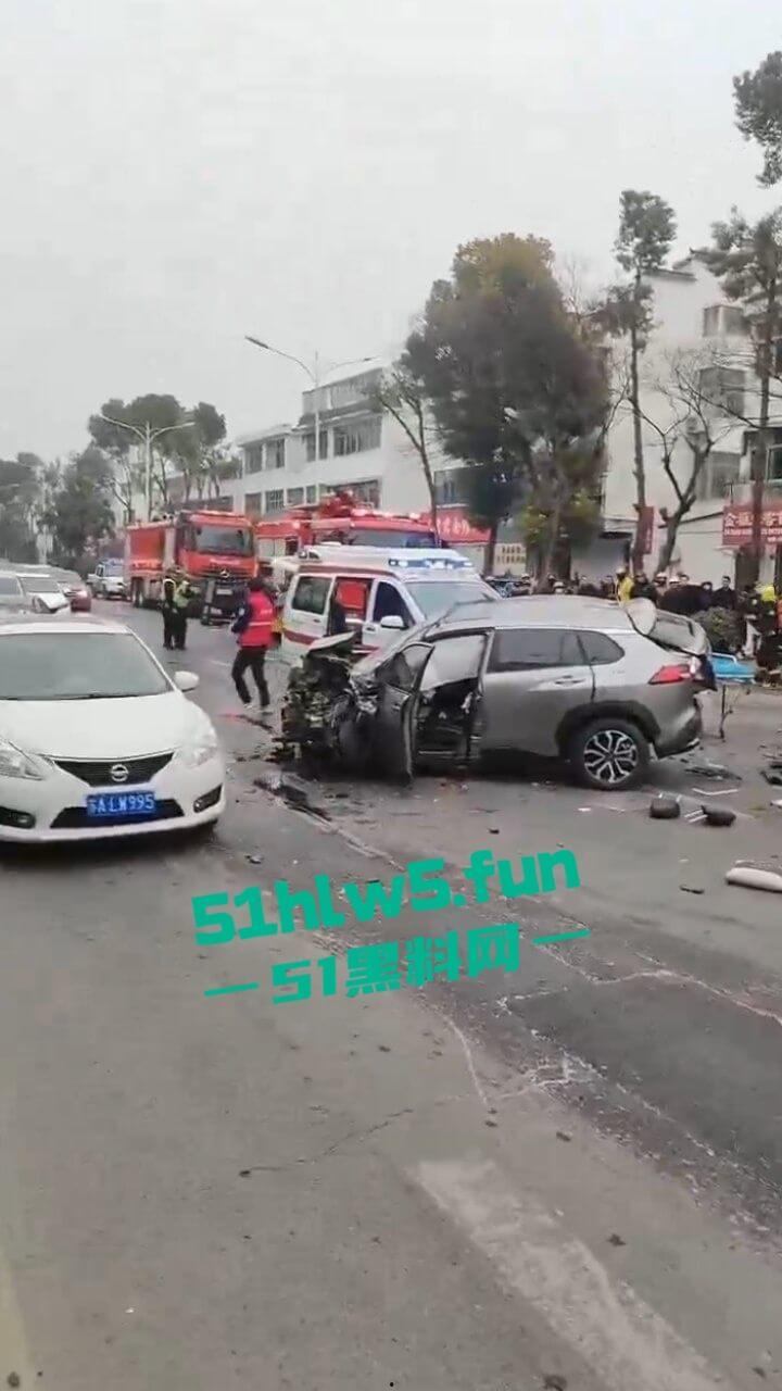 江苏镇江重大车祸,一辆纯电SUV逆行撞上对面轿车造成三人死亡,肇事司机抢救后并无生命危险。 第1张 江苏镇江重大车祸,一辆纯电SUV逆行撞上对面轿车造成三人死亡,肇事司机抢救后并无生命危险。 第1张