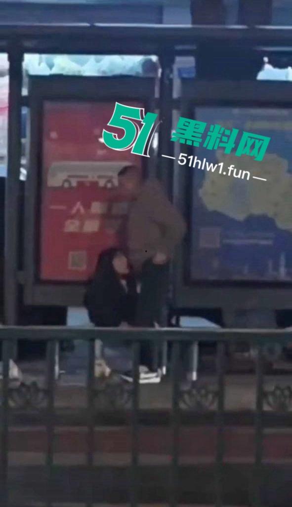 震惊!常州大学城公交车站两男女饥渴难耐当街啪啪,各种姿势变换无视路人视频曝光全网疯传。 第1张 震惊!常州大学城公交车站两男女饥渴难耐当街啪啪,各种姿势变换无视路人视频曝光全网疯传。 第1张