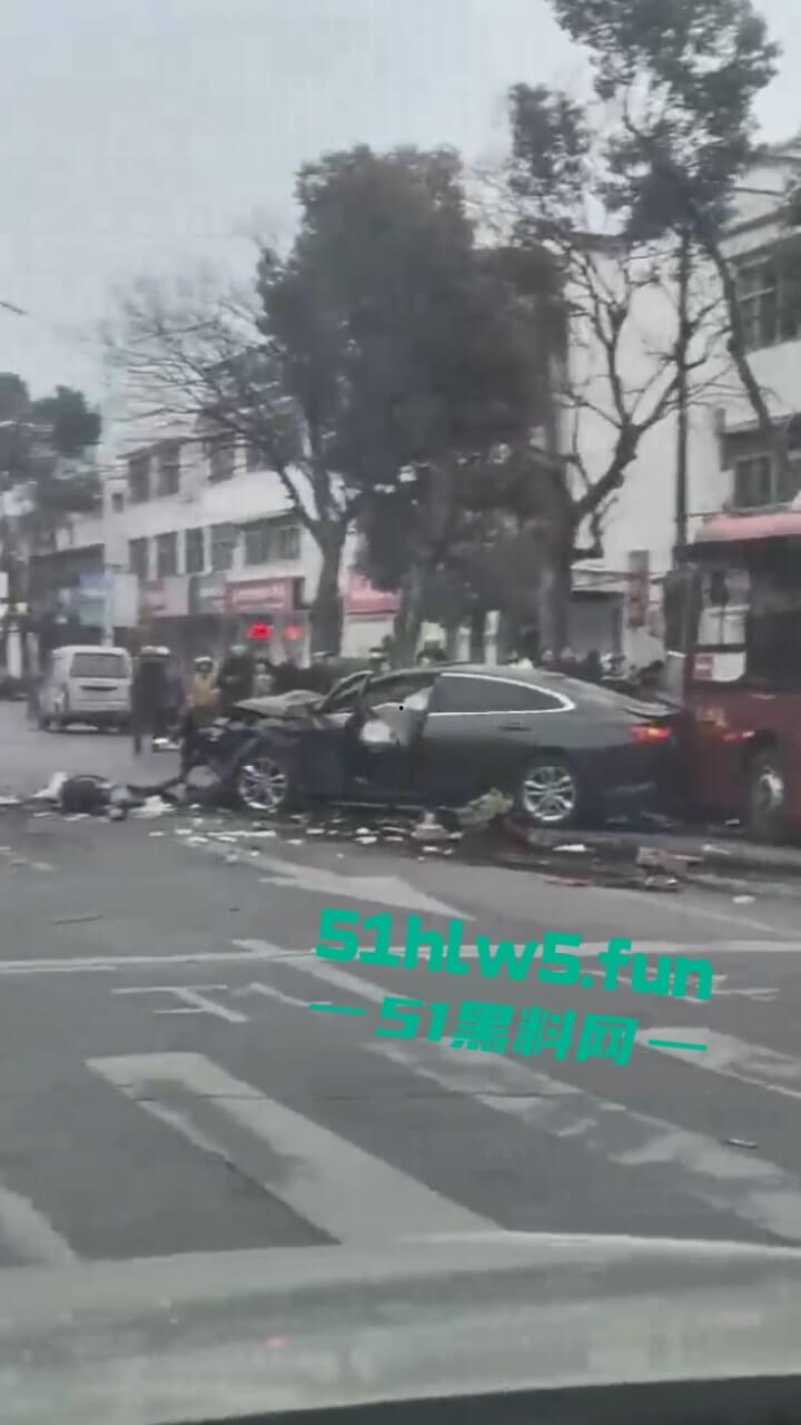 江苏镇江重大车祸,一辆纯电SUV逆行撞上对面轿车造成三人死亡,肇事司机抢救后并无生命危险。 第2张 江苏镇江重大车祸,一辆纯电SUV逆行撞上对面轿车造成三人死亡,肇事司机抢救后并无生命危险。 第2张