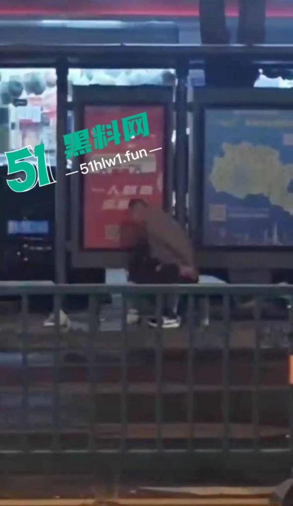 震惊!常州大学城公交车站两男女饥渴难耐当街啪啪,各种姿势变换无视路人视频曝光全网疯传。 第2张 震惊!常州大学城公交车站两男女饥渴难耐当街啪啪,各种姿势变换无视路人视频曝光全网疯传。 第2张