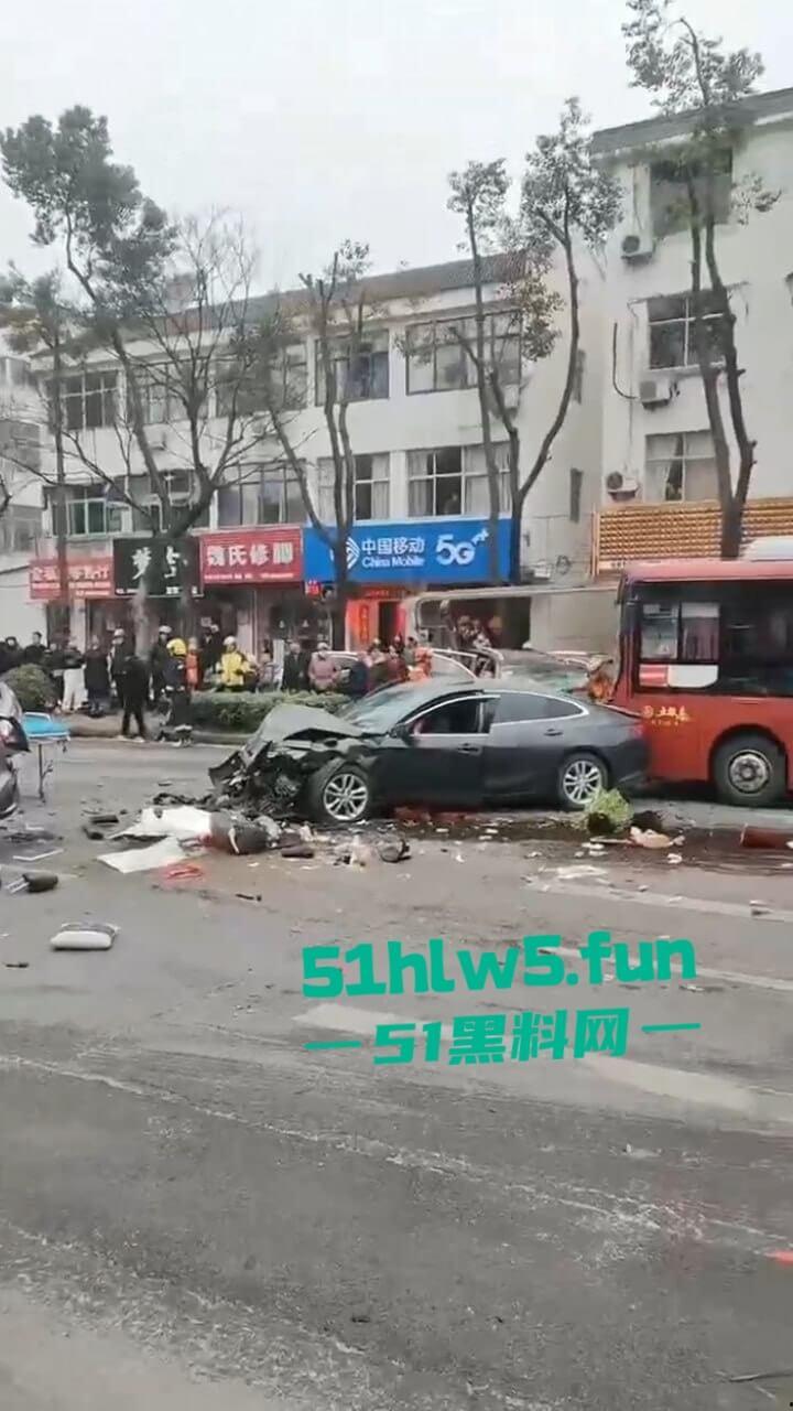 江苏镇江重大车祸,一辆纯电SUV逆行撞上对面轿车造成三人死亡,肇事司机抢救后并无生命危险。 第3张 江苏镇江重大车祸,一辆纯电SUV逆行撞上对面轿车造成三人死亡,肇事司机抢救后并无生命危险。 第3张