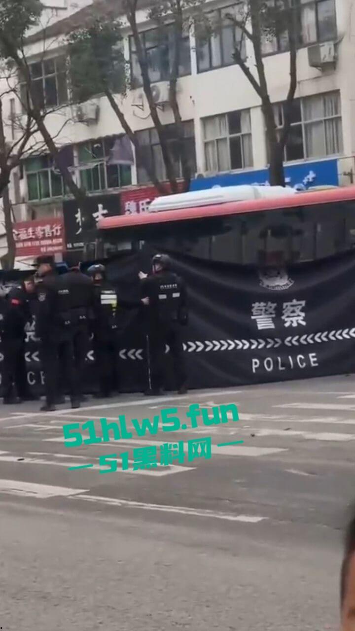 江苏镇江重大车祸,一辆纯电SUV逆行撞上对面轿车造成三人死亡,肇事司机抢救后并无生命危险。 第4张 江苏镇江重大车祸,一辆纯电SUV逆行撞上对面轿车造成三人死亡,肇事司机抢救后并无生命危险。 第4张