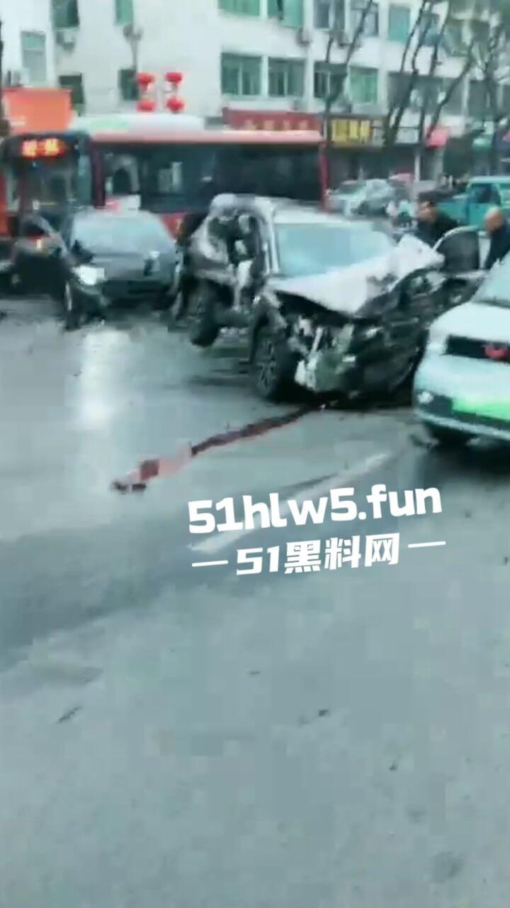 江苏镇江重大车祸,一辆纯电SUV逆行撞上对面轿车造成三人死亡,肇事司机抢救后并无生命危险。 第5张 江苏镇江重大车祸,一辆纯电SUV逆行撞上对面轿车造成三人死亡,肇事司机抢救后并无生命危险。 第5张