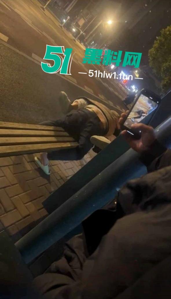 震惊!常州大学城公交车站两男女饥渴难耐当街啪啪,各种姿势变换无视路人视频曝光全网疯传。 第3张 震惊!常州大学城公交车站两男女饥渴难耐当街啪啪,各种姿势变换无视路人视频曝光全网疯传。 第3张