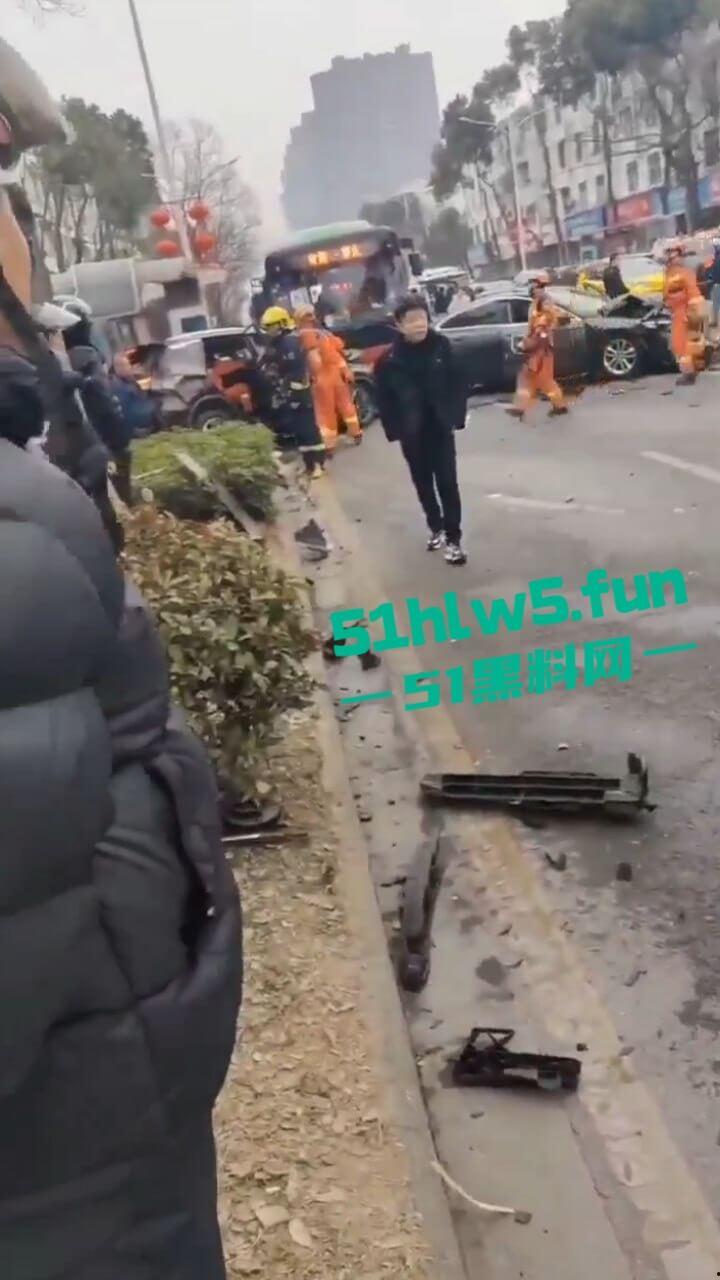 江苏镇江重大车祸,一辆纯电SUV逆行撞上对面轿车造成三人死亡,肇事司机抢救后并无生命危险。 第6张 江苏镇江重大车祸,一辆纯电SUV逆行撞上对面轿车造成三人死亡,肇事司机抢救后并无生命危险。 第6张