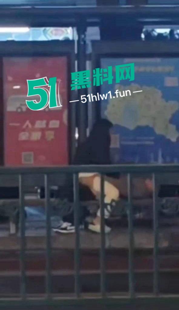 震惊!常州大学城公交车站两男女饥渴难耐当街啪啪,各种姿势变换无视路人视频曝光全网疯传。 第5张 震惊!常州大学城公交车站两男女饥渴难耐当街啪啪,各种姿势变换无视路人视频曝光全网疯传。 第5张