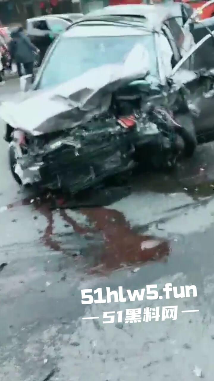 江苏镇江重大车祸,一辆纯电SUV逆行撞上对面轿车造成三人死亡,肇事司机抢救后并无生命危险。 第7张 江苏镇江重大车祸,一辆纯电SUV逆行撞上对面轿车造成三人死亡,肇事司机抢救后并无生命危险。 第7张