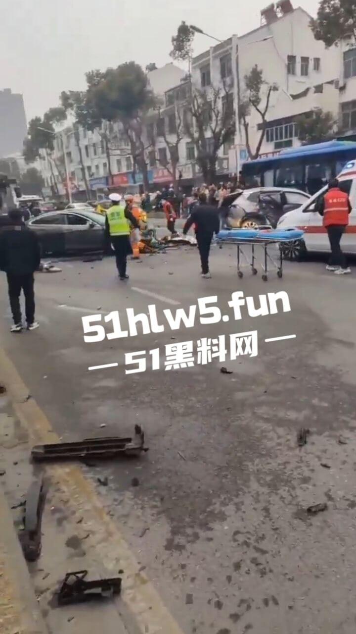 江苏镇江重大车祸,一辆纯电SUV逆行撞上对面轿车造成三人死亡,肇事司机抢救后并无生命危险。 第8张 江苏镇江重大车祸,一辆纯电SUV逆行撞上对面轿车造成三人死亡,肇事司机抢救后并无生命危险。 第8张