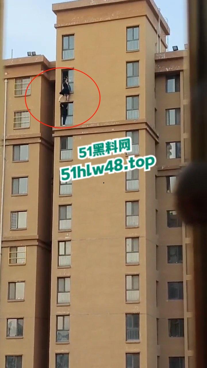河北定州惊现坦克肉女跳楼,回心转意不跳但四五男人拉不动,女生不幸坠落摔成肉泥! 第1张 河北定州惊现坦克肉女跳楼,回心转意不跳但四五男人拉不动,女生不幸坠落摔成肉泥! 第1张