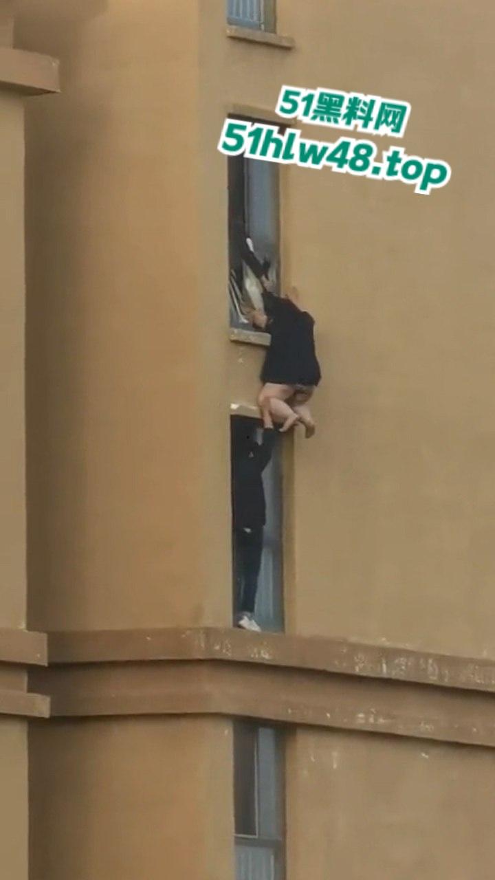 河北定州惊现坦克肉女跳楼,回心转意不跳但四五男人拉不动,女生不幸坠落摔成肉泥! 第3张 河北定州惊现坦克肉女跳楼,回心转意不跳但四五男人拉不动,女生不幸坠落摔成肉泥! 第3张