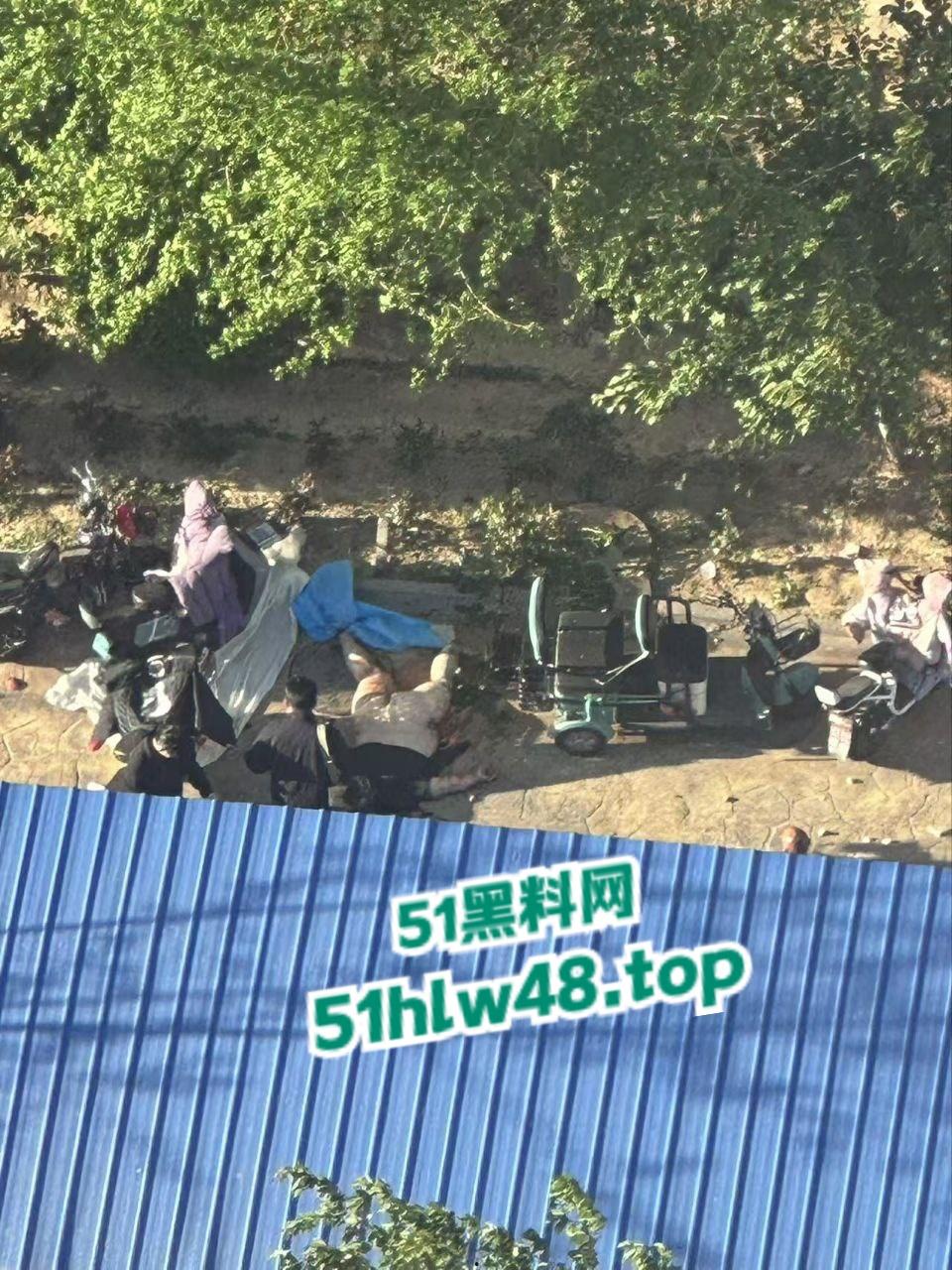 河北定州惊现坦克肉女跳楼,回心转意不跳但四五男人拉不动,女生不幸坠落摔成肉泥! 第5张 河北定州惊现坦克肉女跳楼,回心转意不跳但四五男人拉不动,女生不幸坠落摔成肉泥! 第5张