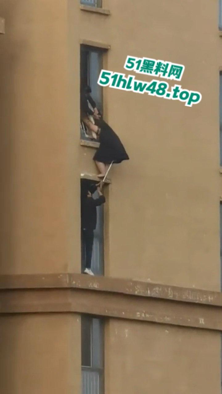 河北定州惊现坦克肉女跳楼,回心转意不跳但四五男人拉不动,女生不幸坠落摔成肉泥! 第6张 河北定州惊现坦克肉女跳楼,回心转意不跳但四五男人拉不动,女生不幸坠落摔成肉泥! 第6张