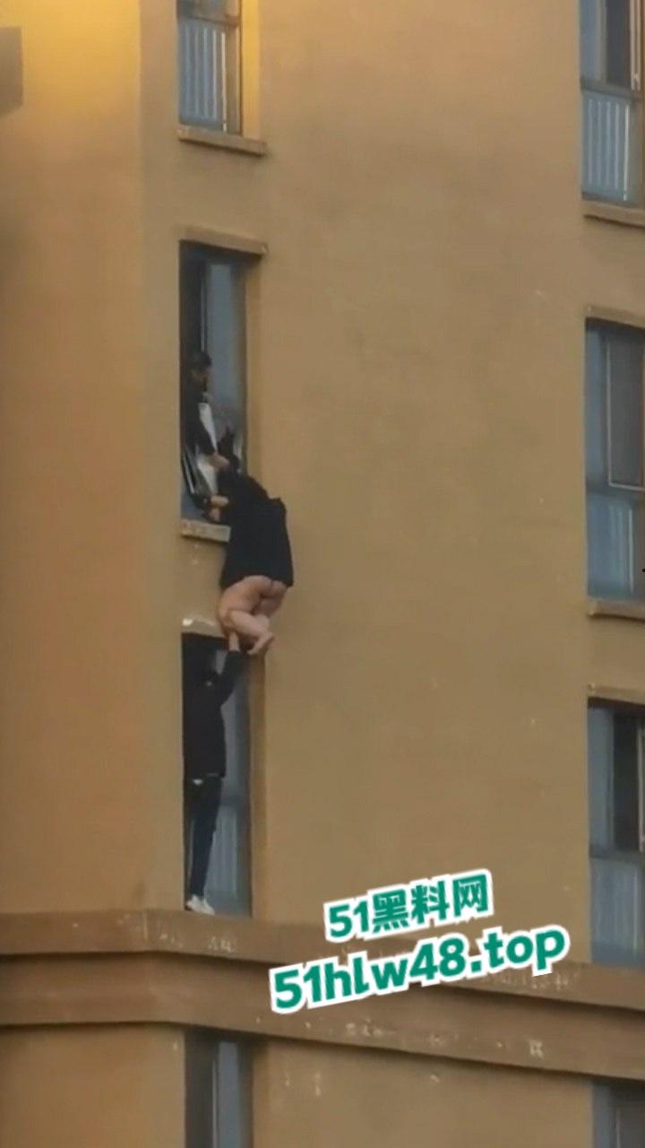 河北定州惊现坦克肉女跳楼,回心转意不跳但四五男人拉不动,女生不幸坠落摔成肉泥! 第7张 河北定州惊现坦克肉女跳楼,回心转意不跳但四五男人拉不动,女生不幸坠落摔成肉泥! 第7张