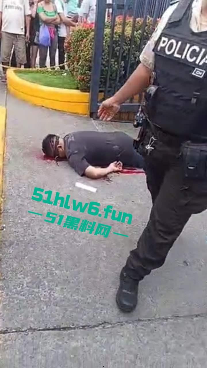 厄瓜多尔突发杀人事件,男子在街边接打电话被枪手近距离开枪射杀,疑似打击报复身中数枪当场死亡 。 第1张 厄瓜多尔突发杀人事件,男子在街边接打电话被枪手近距离开枪射杀,疑似打击报复身中数枪当场死亡 。 第1张
