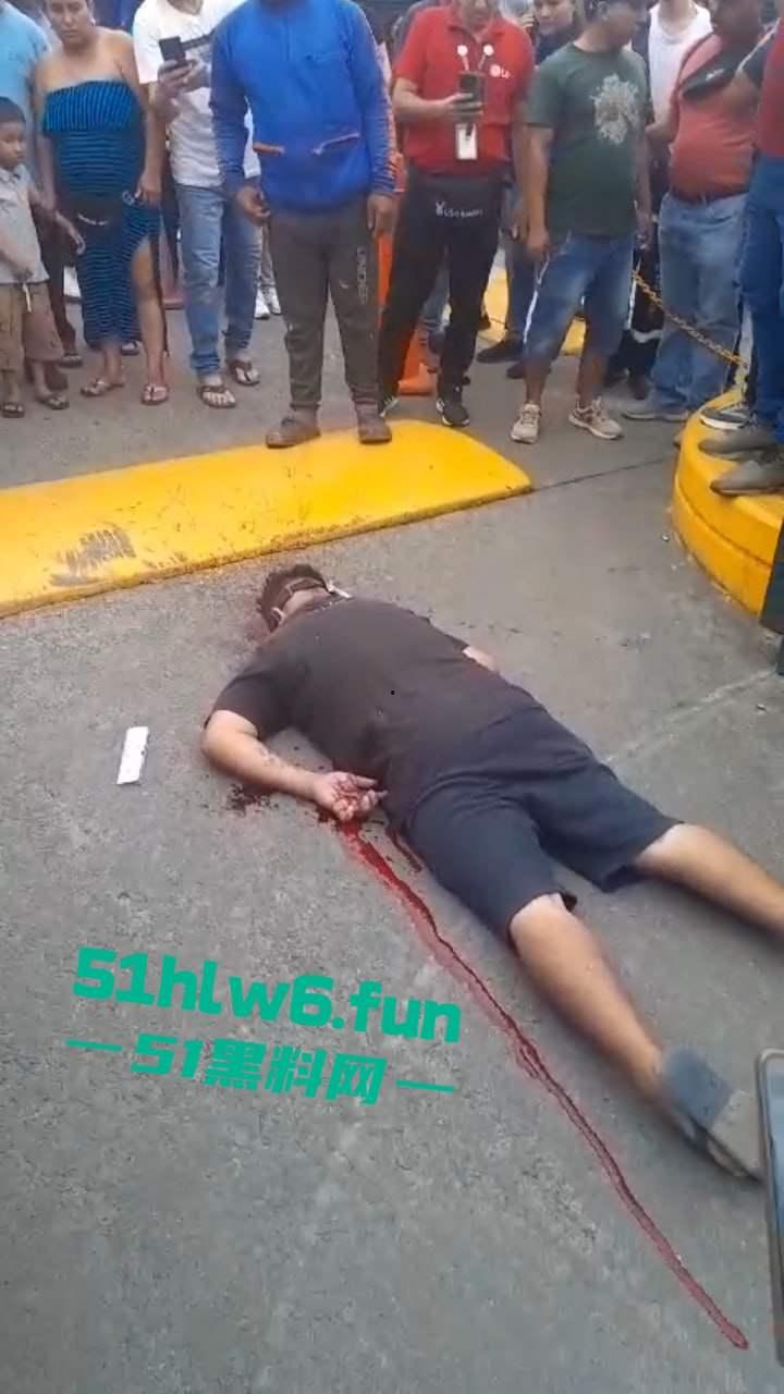 厄瓜多尔突发杀人事件,男子在街边接打电话被枪手近距离开枪射杀,疑似打击报复身中数枪当场死亡 。 第2张 厄瓜多尔突发杀人事件,男子在街边接打电话被枪手近距离开枪射杀,疑似打击报复身中数枪当场死亡 。 第2张