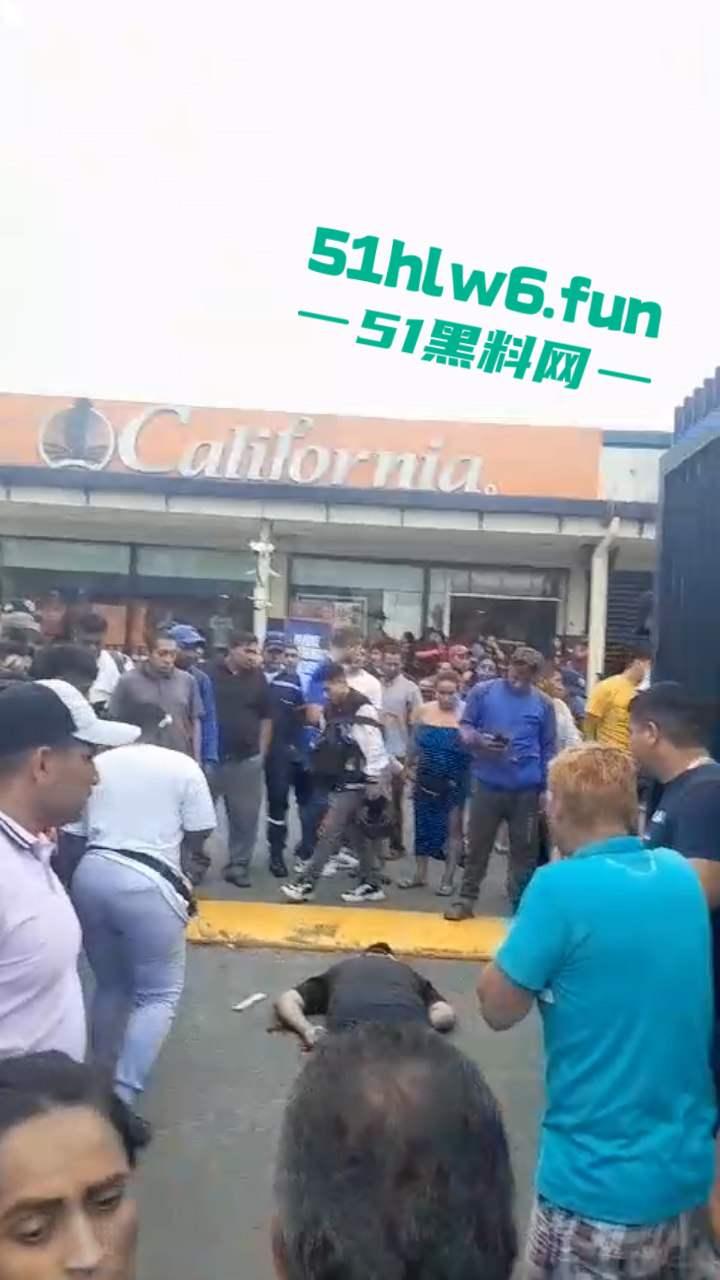 厄瓜多尔突发杀人事件,男子在街边接打电话被枪手近距离开枪射杀,疑似打击报复身中数枪当场死亡 。 第3张 厄瓜多尔突发杀人事件,男子在街边接打电话被枪手近距离开枪射杀,疑似打击报复身中数枪当场死亡 。 第3张