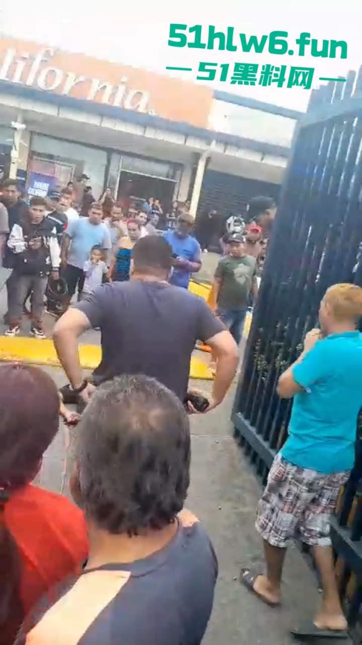 厄瓜多尔突发杀人事件,男子在街边接打电话被枪手近距离开枪射杀,疑似打击报复身中数枪当场死亡 。 第4张 厄瓜多尔突发杀人事件,男子在街边接打电话被枪手近距离开枪射杀,疑似打击报复身中数枪当场死亡 。 第4张