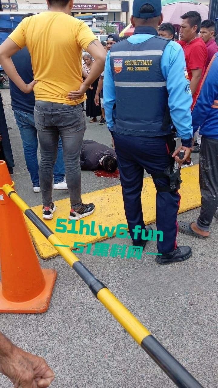 厄瓜多尔突发杀人事件,男子在街边接打电话被枪手近距离开枪射杀,疑似打击报复身中数枪当场死亡 。 第5张 厄瓜多尔突发杀人事件,男子在街边接打电话被枪手近距离开枪射杀,疑似打击报复身中数枪当场死亡 。 第5张