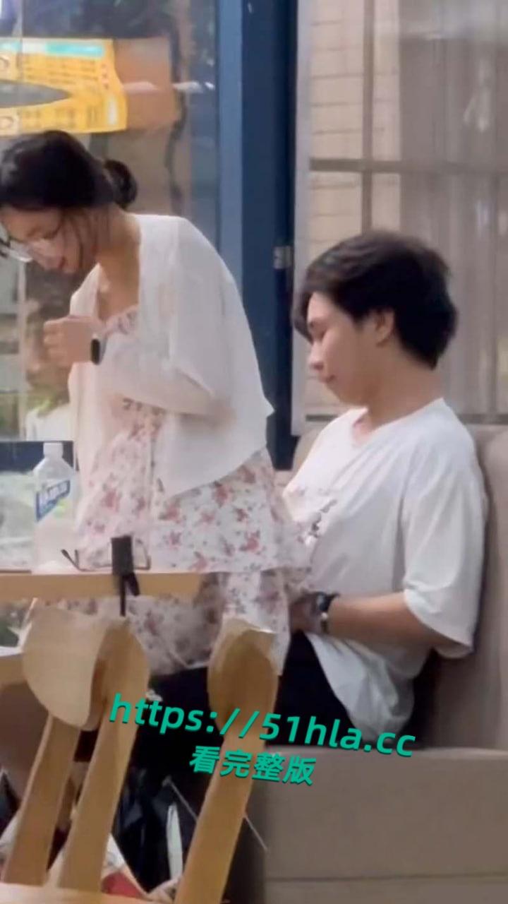 武汉中南民族大学,奶茶店大学生做爱被偷拍,瞄了好久才对准位置,小情侣玩的好刺激啊! 第4张 武汉中南民族大学,奶茶店大学生做爱被偷拍,瞄了好久才对准位置,小情侣玩的好刺激啊! 第4张