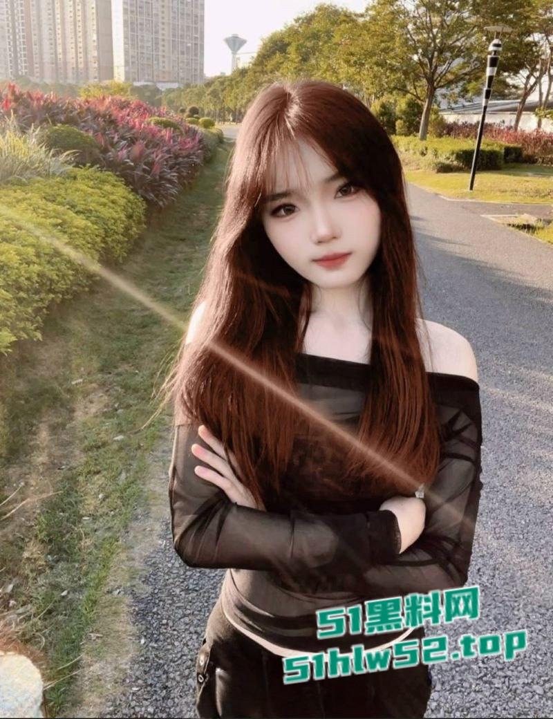 陌陌勾搭极品女神，酒店约炮吃鸡视频曝光，口交深喉技术娴熟媚眼含情勾魂十足！  第1张