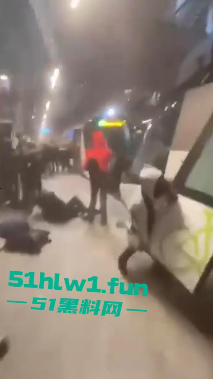 法国特拉斯堡 有轨电车相撞事件 现场烟雾弥漫 受伤人数高达50多人 事故原因已进行调查 目前排除人为因素 第6张 法国特拉斯堡 有轨电车相撞事件 现场烟雾弥漫 受伤人数高达50多人 事故原因已进行调查 目前排除人为因素 第6张