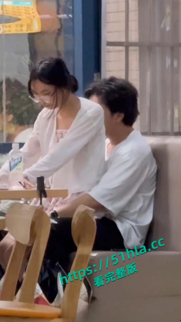 武汉中南民族大学,奶茶店大学生做爱被偷拍,瞄了好久才对准位置,小情侣玩的好刺激啊! 第5张 武汉中南民族大学,奶茶店大学生做爱被偷拍,瞄了好久才对准位置,小情侣玩的好刺激啊! 第5张