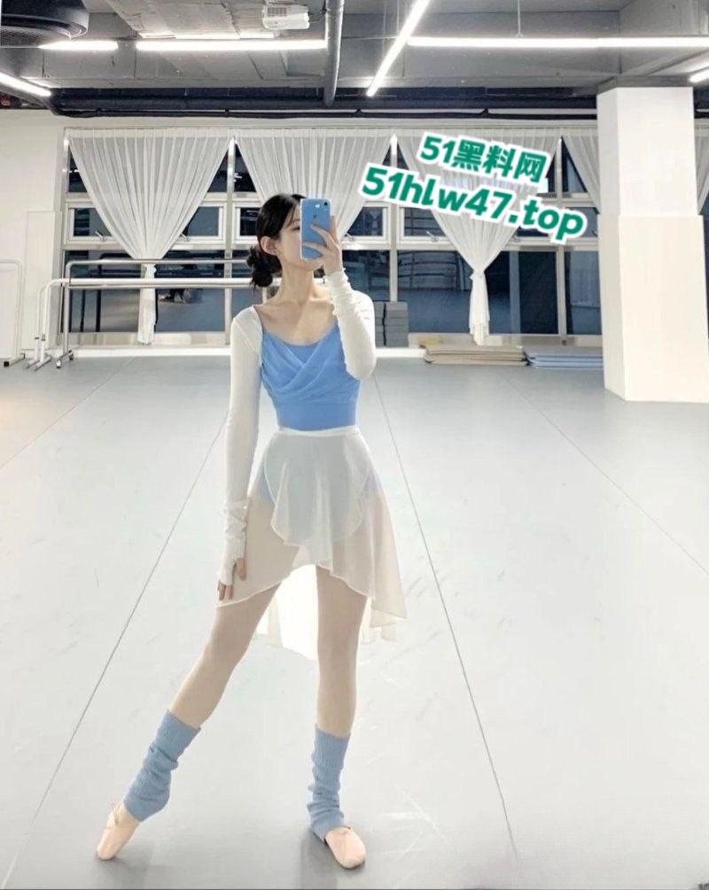 四川大学锦江学院，舞蹈系的校花【罗钰爽】完美身材人间尤物，一字马展示完美酮体。  第10张