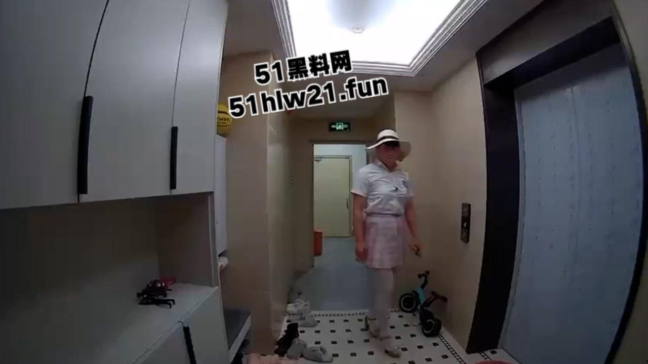 变态男,穿女装尾随女孩回家,在其家门口穿着丝袜摸奶蹭地,打飞机真是辣眼睛。 第1张 变态男,穿女装尾随女孩回家,在其家门口穿着丝袜摸奶蹭地,打飞机真是辣眼睛。 第1张