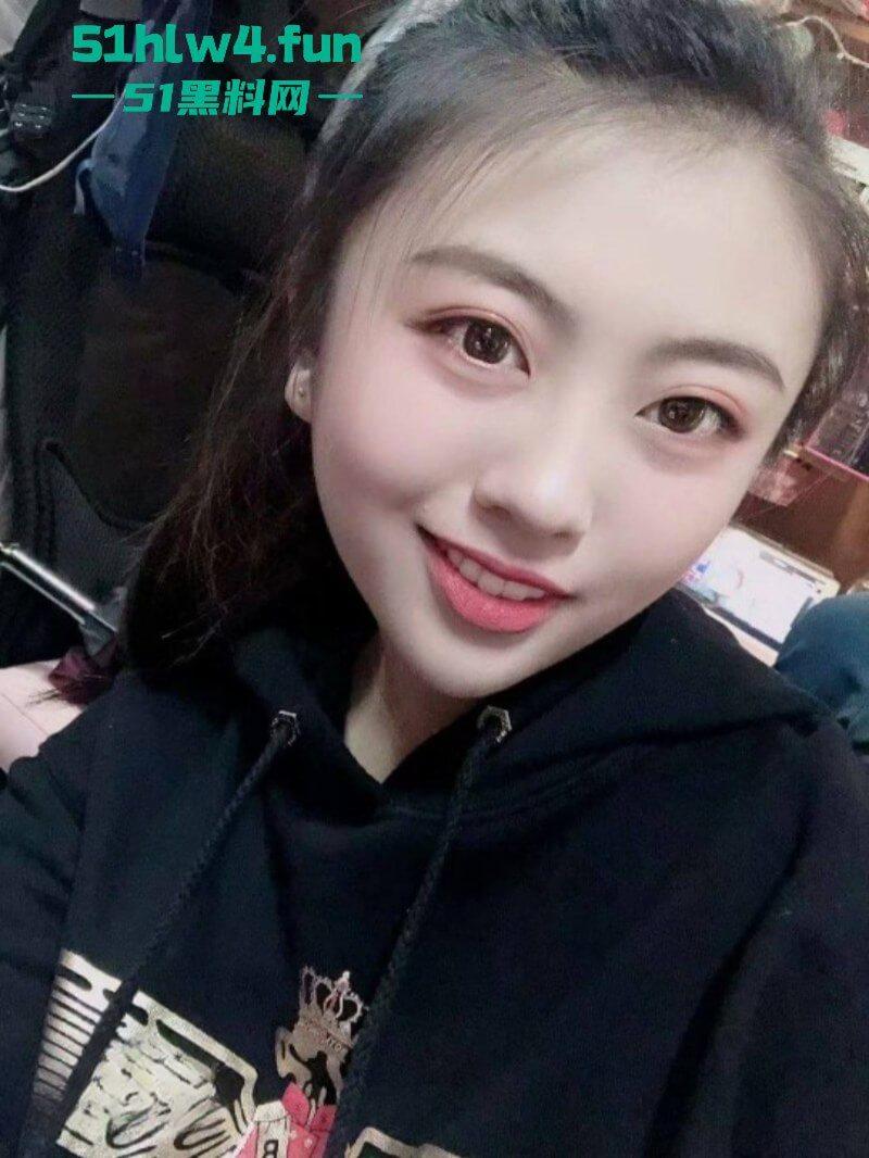 天津市滨海新区28岁美艳公务员，性爱视频曝光露脸深情舔屌，官场闺秀现实淫荡至极。  第3张