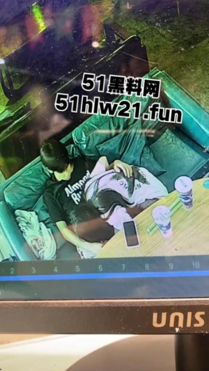 广西玉林仙尼奶茶店,偷拍同校高冷女神【孙晓慧】给校外给一男子口交,同学调出监控将其曝光。 第1张 广西玉林仙尼奶茶店,偷拍同校高冷女神【孙晓慧】给校外给一男子口交,同学调出监控将其曝光。 第1张