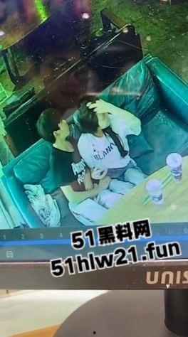 广西玉林仙尼奶茶店,偷拍同校高冷女神【孙晓慧】给校外给一男子口交,同学调出监控将其曝光。 第4张 广西玉林仙尼奶茶店,偷拍同校高冷女神【孙晓慧】给校外给一男子口交,同学调出监控将其曝光。 第4张