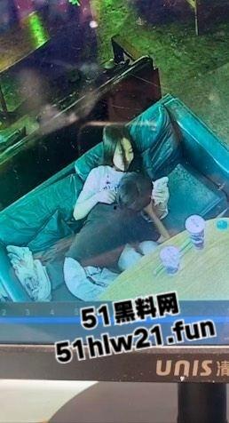 广西玉林仙尼奶茶店,偷拍同校高冷女神【孙晓慧】给校外给一男子口交,同学调出监控将其曝光。 第5张 广西玉林仙尼奶茶店,偷拍同校高冷女神【孙晓慧】给校外给一男子口交,同学调出监控将其曝光。 第5张
