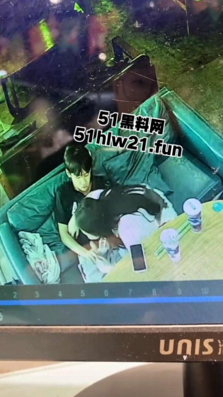 广西玉林仙尼奶茶店,偷拍同校高冷女神【孙晓慧】给校外给一男子口交,同学调出监控将其曝光。 第6张 广西玉林仙尼奶茶店,偷拍同校高冷女神【孙晓慧】给校外给一男子口交,同学调出监控将其曝光。 第6张