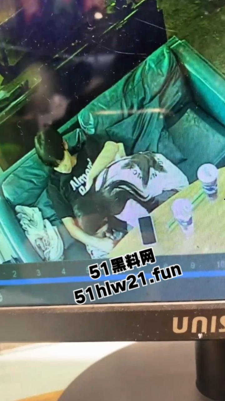 广西玉林仙尼奶茶店,偷拍同校高冷女神【孙晓慧】给校外给一男子口交,同学调出监控将其曝光。 第7张 广西玉林仙尼奶茶店,偷拍同校高冷女神【孙晓慧】给校外给一男子口交,同学调出监控将其曝光。 第7张