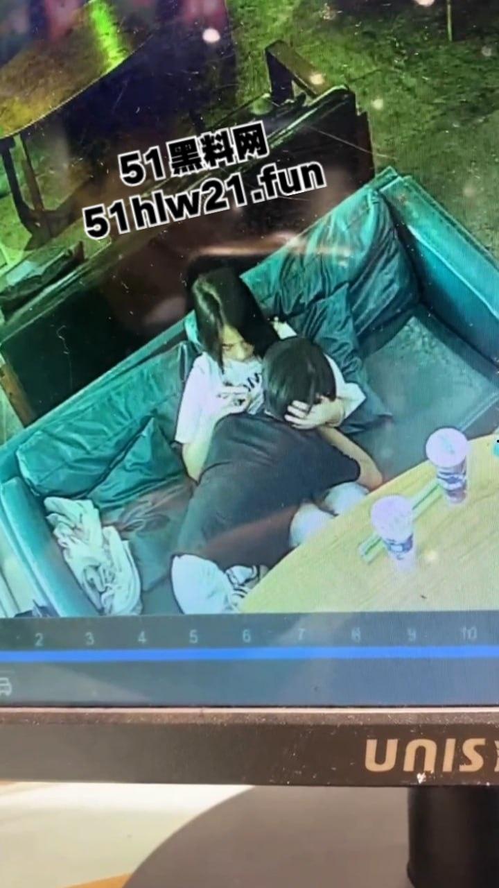 广西玉林仙尼奶茶店,偷拍同校高冷女神【孙晓慧】给校外给一男子口交,同学调出监控将其曝光。 第8张 广西玉林仙尼奶茶店,偷拍同校高冷女神【孙晓慧】给校外给一男子口交,同学调出监控将其曝光。 第8张