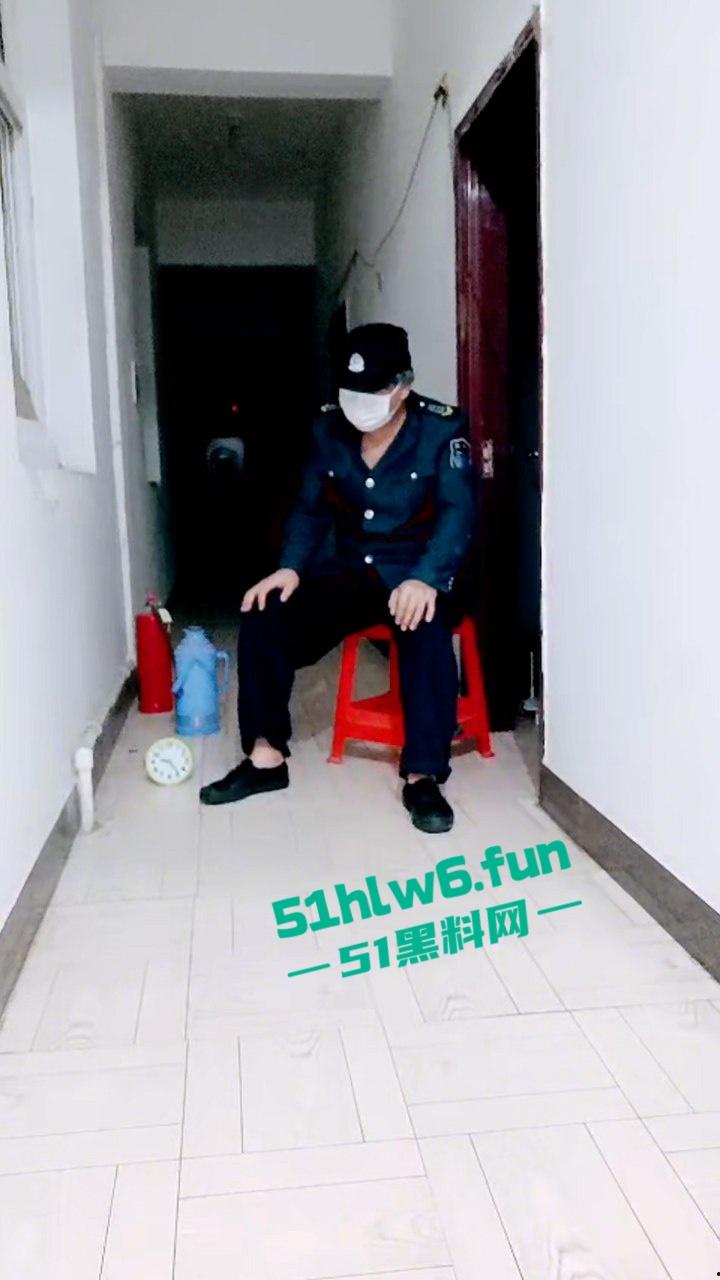 骚妇户外，熟女人妻穿白丝勾引保安大爷，口交吃鸡舔逼揉奶多体位内射数次。  第3张