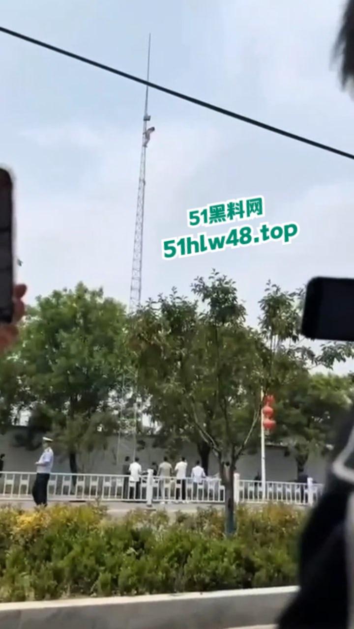 瓜友实拍裸女被绑电线杆，疑似是主人的任务逼迫美女爬上信号塔，再将其绑住完美展示。  第1张