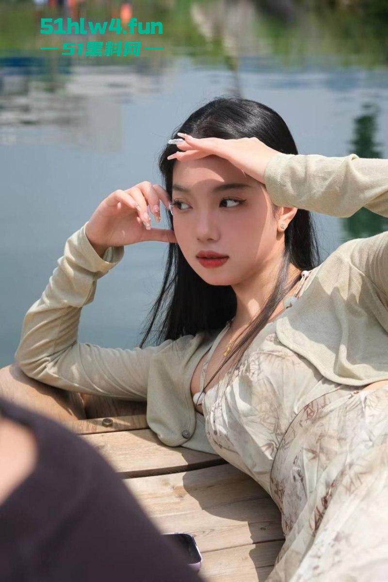 杭州大学班花【梁洛奇】酒后失身，被同学带到酒店扒奶脱裤无情暴操，视频传遍朋友圈。  第4张