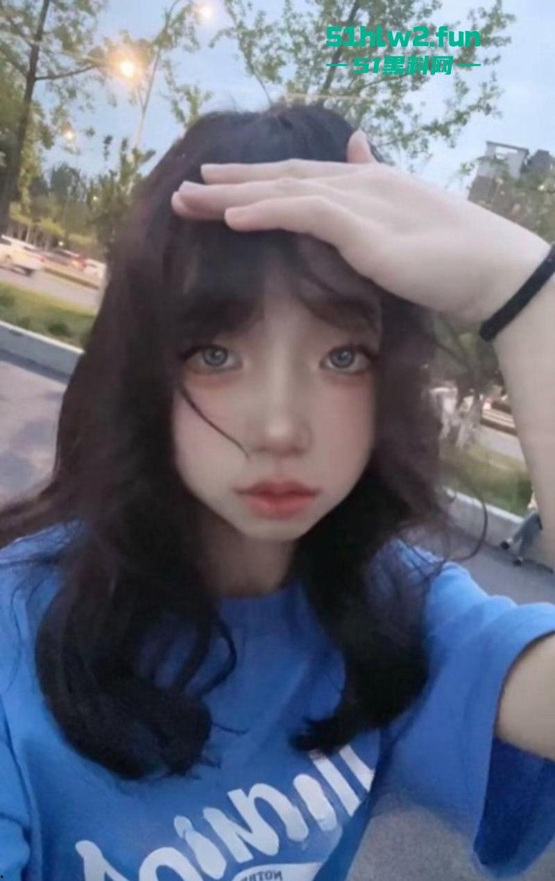 四川颜值嫩妹【李志君】04后长腿精神小妹 为了烟钱下海,向金主展现裸体稚嫩的身材太诱人了。 第1张 四川颜值嫩妹【李志君】04后长腿精神小妹 为了烟钱下海,向金主展现裸体稚嫩的身材太诱人了。 第1张